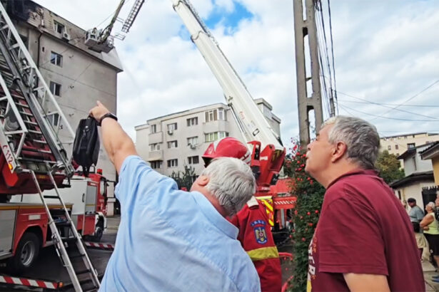 video familiile afectate de incendiul de pe strada soveja disperate focul ar mocni intre tabla si structura mansardei 68c6cf6fd57c2