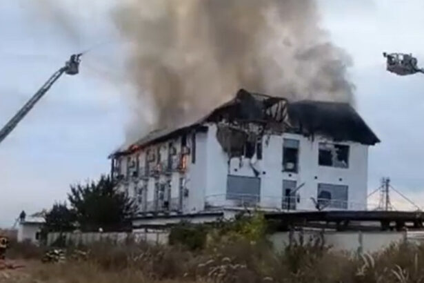 video incendiu de amploare la un hotel din prahova doi oameni cazati la mansarda sunt disparuti 68da2e358a91f