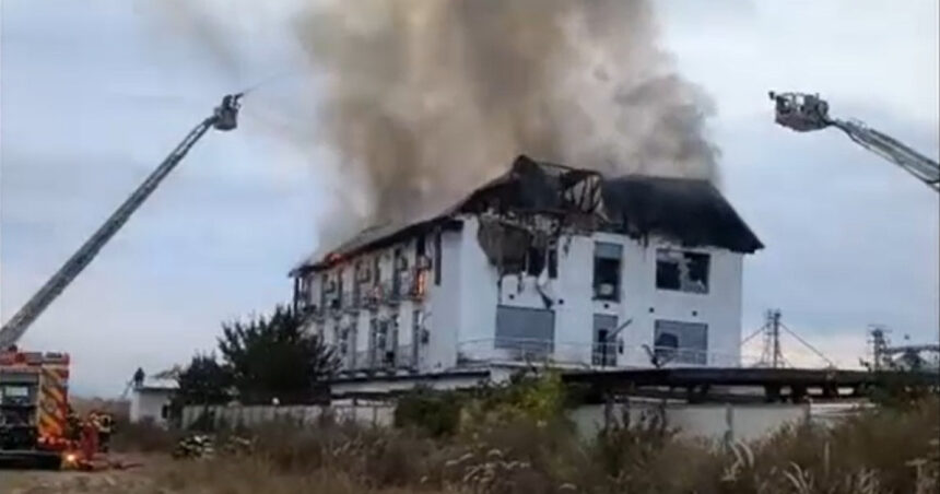 video incendiu de amploare la un hotel din prahova doi oameni cazati la mansarda sunt disparuti 68da2e358a91f