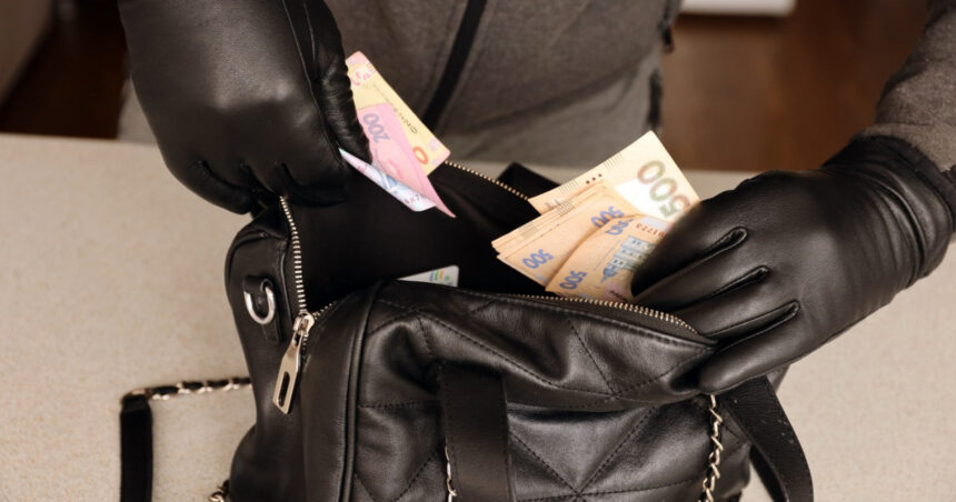 video jaf de 50 000 de euro o femeie din timis a ramas fara bani si bijuterii dupa ce o prietena a dat pontul hotilor 68d79945199ec