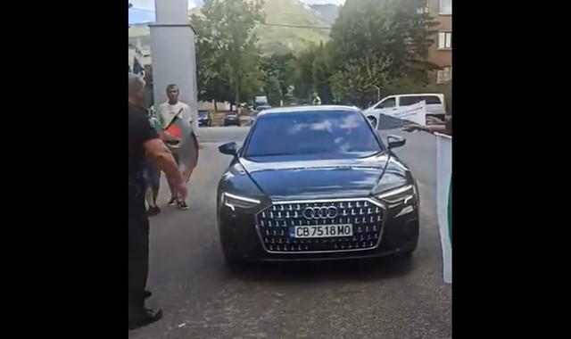 Naționaliștii bulgari au atacat o mașină, suspectând că în interior se află Ursula von der Leyen. 1 video nationalistii bulgari au atacat o masina crezand ca in interior este ursula von der leyen 68b5a83e07126