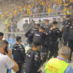 video scandal la un meci de futsal romania ungaria de la craiova suporterii s au batut cu jandarmii si au aruncat fumigene pe teren 68d4e4b2204a6