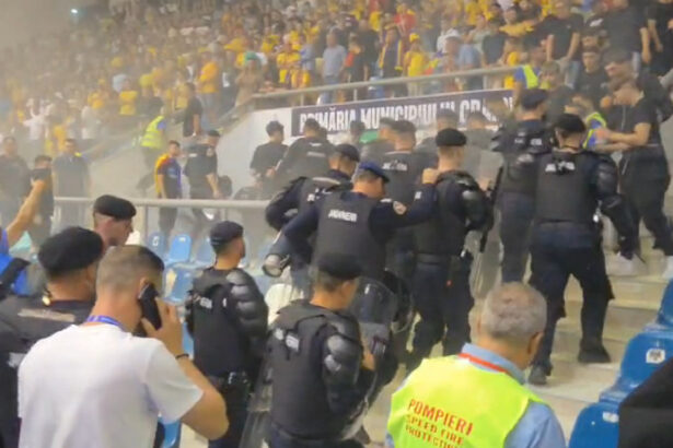 video scandal la un meci de futsal romania ungaria de la craiova suporterii s au batut cu jandarmii si au aruncat fumigene pe teren 68d4e4b2204a6