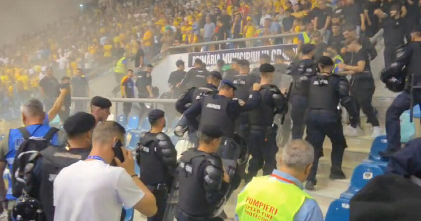 video scandal la un meci de futsal romania ungaria de la craiova suporterii s au batut cu jandarmii si au aruncat fumigene pe teren 68d4e4b2204a6
