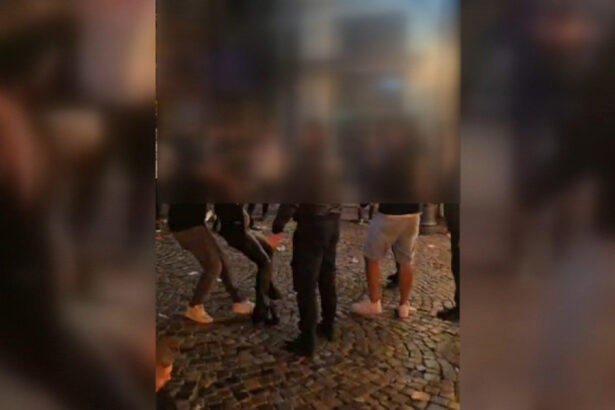 video scene socante in centrul vechi din capitala bodyguarzii unui local au snopit in bataie mai multi tineri de la ce a pornit scandalul 68d91893a3bdd