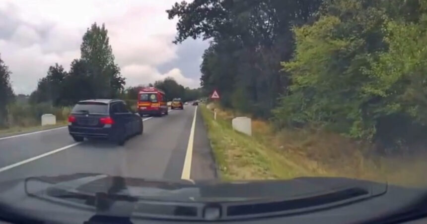 Şoferi filmaţi în timp ce circulau cu viteză în spatele unui echipaj SMURD, încălcând reguli de circulaţie 1 video soferi filmati in timp ce circulau cu viteza in spatele unui echipaj smurd incalcand reguli de circulatie 68c1334a74aaf
