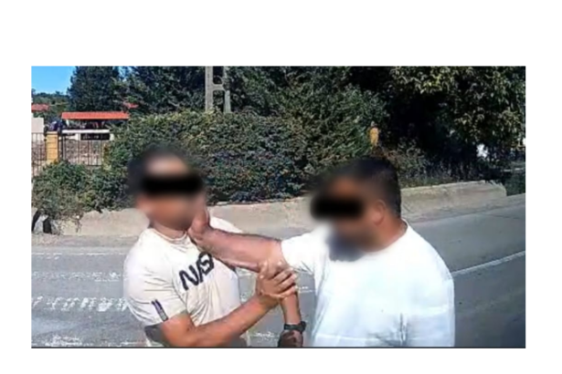 video soferul microbuzului scolar din saraiu agresat de un localnic in toiul zilei politia a intrat pe fir vezi aici cum a avut loc agresiunea la care au asistat si cativa copii 68ca2591d3ac5
