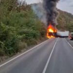 video un tir a luat foc pe dn 7 dupa ce a lovit un cap de pod in judetul arad traficul este blocat 68bfccb433720
