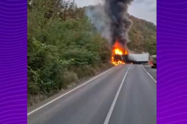 video un tir a luat foc pe dn 7 dupa ce a lovit un cap de pod in judetul arad traficul este blocat 68bfccb433720