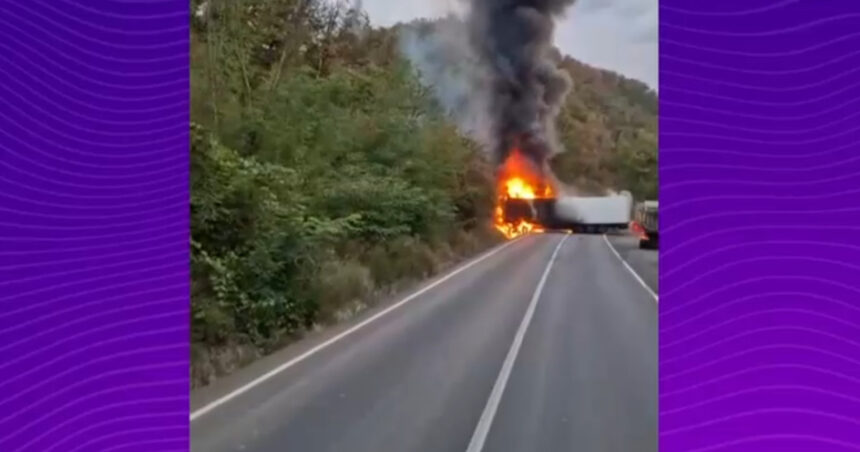 video un tir a luat foc pe dn 7 dupa ce a lovit un cap de pod in judetul arad traficul este blocat 68bfccb433720