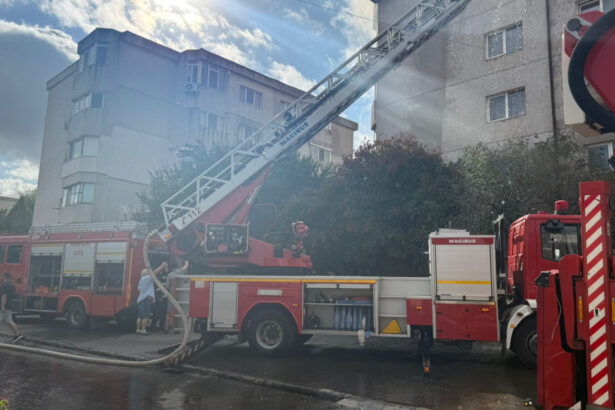 videofoto incendiu puternic la mansarda unui bloc din constanta un barbat in stare grava 68c6e644e1f96
