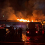 videofoto incendiu puternic la un depozit in sectorul 2 fumul s a intins in tot bucurestiul interventiile continua pe intreaga durata a zilei 68d37a95aab93
