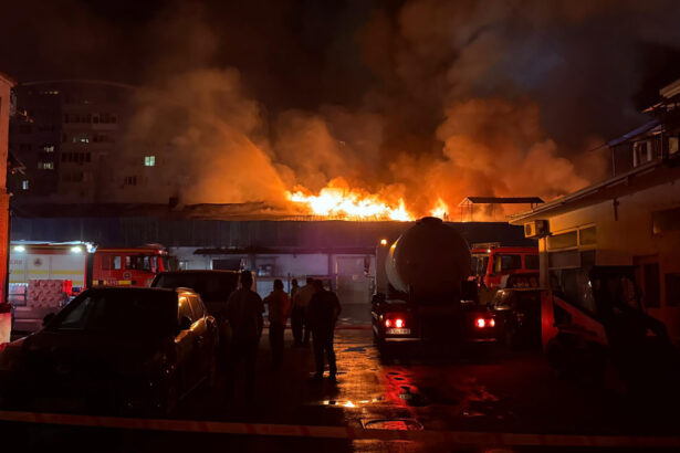 videofoto incendiu puternic la un depozit in sectorul 2 fumul s a intins in tot bucurestiul interventiile continua pe intreaga durata a zilei 68d37a95aab93