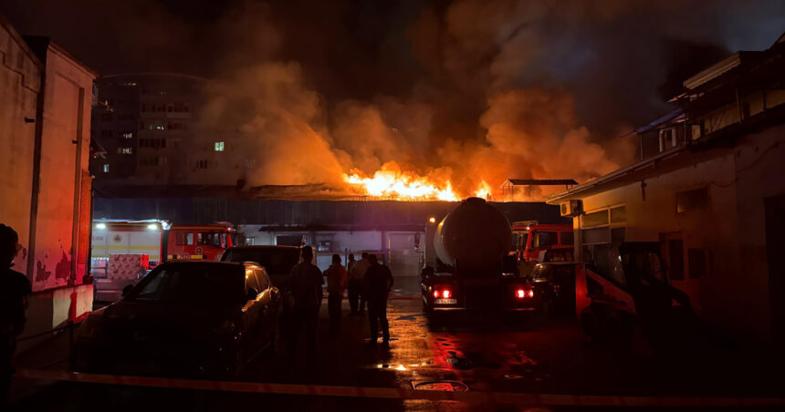 videofoto incendiu puternic la un depozit in sectorul 2 fumul s a intins in tot bucurestiul interventiile continua pe intreaga durata a zilei 68d37a95aab93