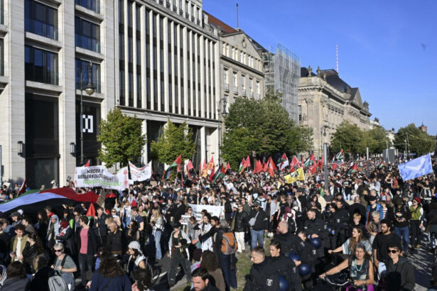 videofoto protest urias la berlin 50 000 de oameni au cerut oprirea razboiului din gaza manifestatii si la geneva stockholm 68d8d22b447b3