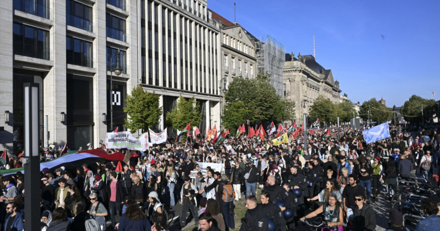 videofoto protest urias la berlin 50 000 de oameni au cerut oprirea razboiului din gaza manifestatii si la geneva stockholm 68d8d22b447b3