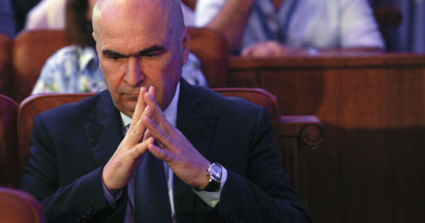 10 ani de la Colectiv. Bolojan: Soluția nu este să stai deoparte și să critici, ci să îți asumi soluții corecte pentru probleme. 1 10 ani de la colectiv bolojan solutia nu e sa stai pe margine si sa arunci cu pietre ci sa iti asumi abordari corecte la probleme 69038f0f35265