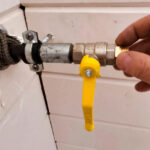 1000 de locuinte au ramas fara gaze in sectorul 1 din cauza unei avarii provocate de o firma de constructii care facea sapaturi 690372bb1751a