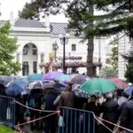 a inceput pelerinajul de sfanta parascheva mii de oameni stau la rand in ploaie pentru a se inchina la moaste 68e78ca37c790