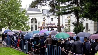 a inceput pelerinajul de sfanta parascheva mii de oameni stau la rand in ploaie pentru a se inchina la moaste 68e78ca37c790