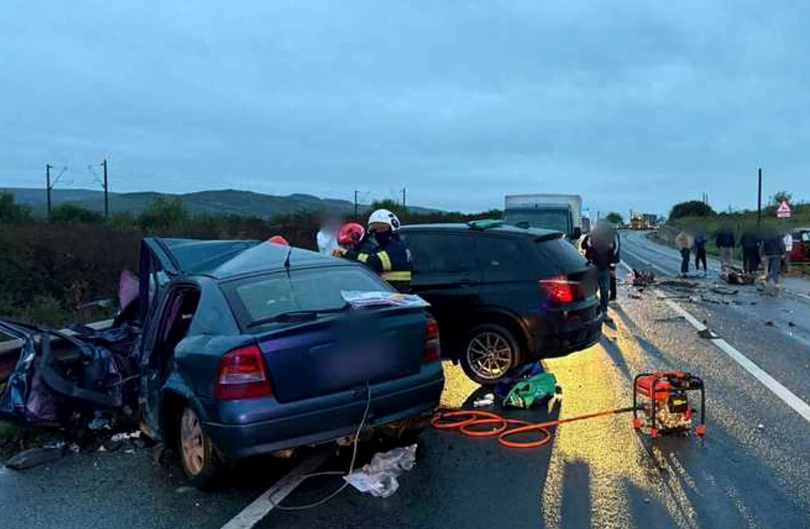 accident cumplit trei autoturisme s au ciocnit un barbat a murit si 6 persoane au ajuns la spital 68ea01ce4169b