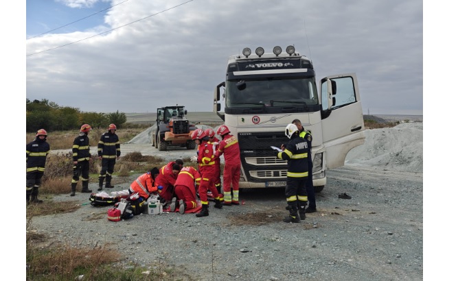 accident rutier urmat de incendiu in satu nou o basculanta a agatat firele electrice o persoana este inconstienta 68f0aa9fb8855