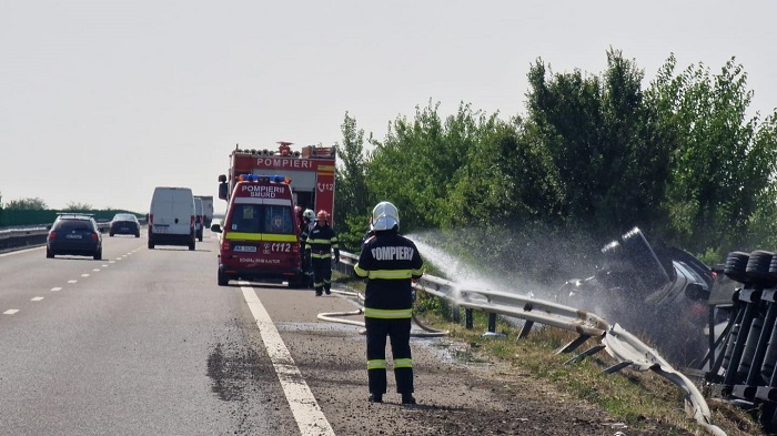 alerta pe autostrada a2 aproape de valu lui traian anvelopele unui autotren au luat foc in mers 68ec8c34385b6