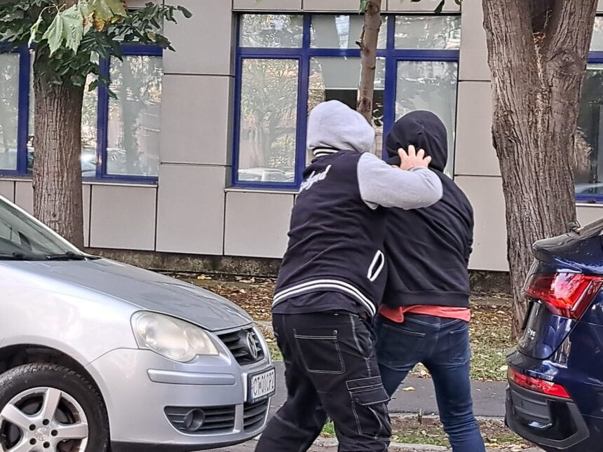 Atac violent din gelozie în trafic, pe drumul spre Constanța: soția luată pe capotă, concubin agresat cu pietre 1 atac violent din gelozie in trafic pe drumul spre constanta sotie luata pe capota concubin batut cu pietre 68fea587a39d8