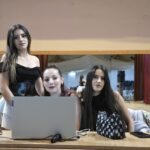 Balul Bobocilor care schimbă vieți: tinerii din Băneasa au sprijinit-o pe bătrânica Anife și nepoții ei 5 balul bobocilor care schimba vieti tinerii din baneasa au ajutat o pe batranica anife si nepotii sai 68fcee623bf09