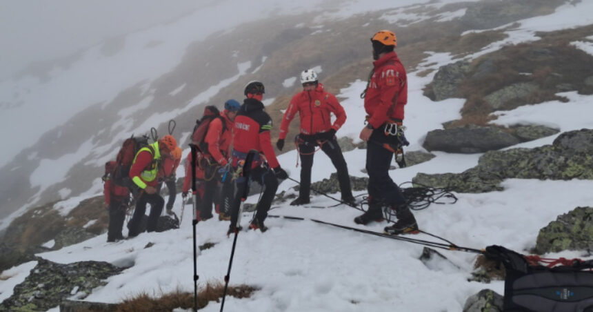 Bărbat plecat pe munte, găsit într-un bordei al ciobanilor, cu hipotermie și contuzii. „Puțin a lipsit ca deznodământul să fie diferit” 1 barbat plecat pe munte gasit intr un bordei al ciobanilor cu hipotermie si contuzii putin a lipsit ca deznodamantul sa fie altul 69024b6455c67
