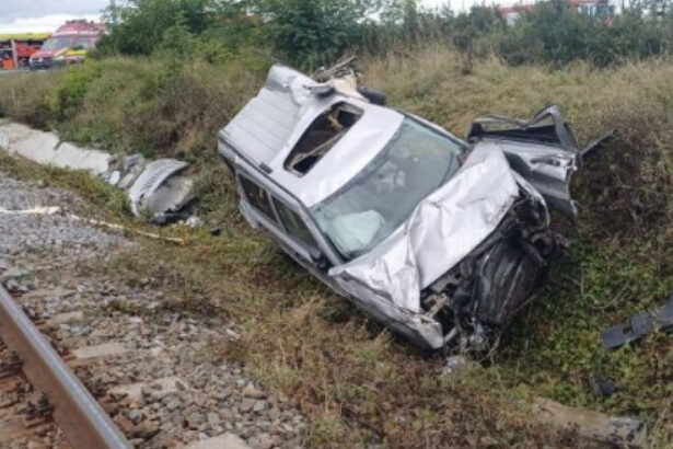 barbat ranit dupa ce masina in care se afla a fost lovita de tren la o trecere la nivel cu calea ferata 68e299499d2ec