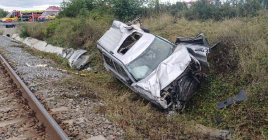 barbat ranit dupa ce masina in care se afla a fost lovita de tren la o trecere la nivel cu calea ferata 68e299499d2ec