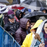 bilantul pelerinajului de la iasi de sfanta parascheva 300 000 de participanti in opt zile timpul de asteptare a ajuns si la 15 ore 68f00793c5d3b