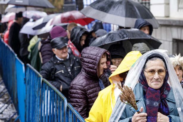 bilantul pelerinajului de la iasi de sfanta parascheva 300 000 de participanti in opt zile timpul de asteptare a ajuns si la 15 ore 68f00793c5d3b
