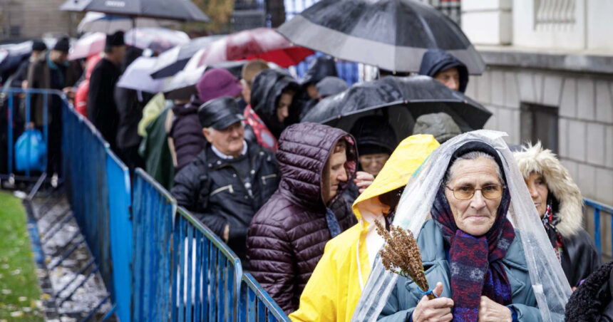 bilantul pelerinajului de la iasi de sfanta parascheva 300 000 de participanti in opt zile timpul de asteptare a ajuns si la 15 ore 68f00793c5d3b
