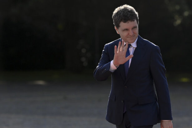 cine sunt oamenii care il consiliaza pe nicusor dan in domenii cheie politica interna relatii externe si probleme economice 68e3e3dee0ec6