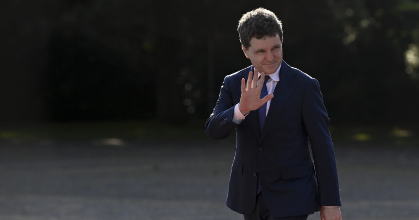cine sunt oamenii care il consiliaza pe nicusor dan in domenii cheie politica interna relatii externe si probleme economice 68e3e3dee0ec6
