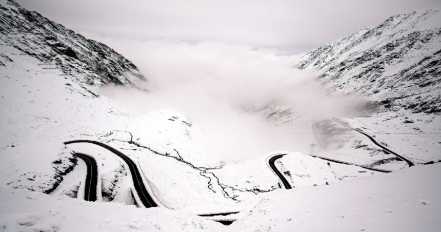 circulatia pe transfagarasan a fost inchisa temporar strat de zapada de 30 cm 68e6165c264c6