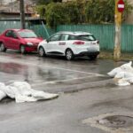 constantenii rugati sa nu deterioreze sacii de nisip amplasati pentru prevenirea inundatiilor 68e5209015cbb