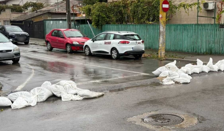 constantenii rugati sa nu deterioreze sacii de nisip amplasati pentru prevenirea inundatiilor 68e5209015cbb