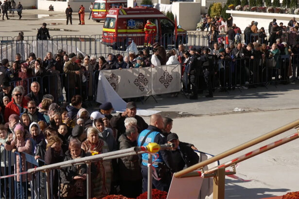cozi interminabile la catedrala nationala a fost prelungit programul de inchinare prin sfantul altar 690214b25dd86