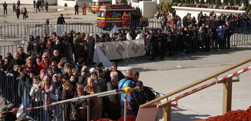 Cozi INTERMINABILE la Catedrala Națională: Programul de închinare prin Sfântul Altar a fost PRELUNGIT 1 cozi interminabile la catedrala nationala a fost prelungit programul de inchinare prin sfantul altar 690214b25dd86