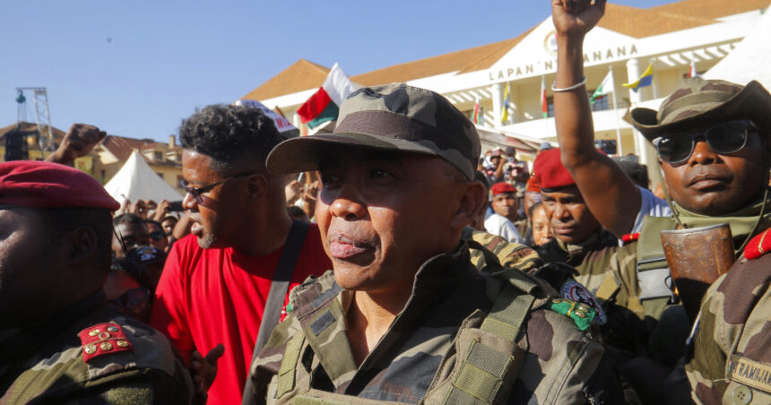 de la inchisoare la palatul prezidential cine este colonelul michael randrianirina noul conducator militar al madagascarului 68f31b124daaa