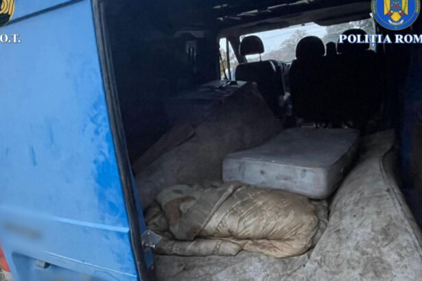 doi barbati din iasi arestati dupa ce au fortat doua persoane sa cerseasca pentru ei victimele au fost tinute in conditii inumane 69022bd1e2b15