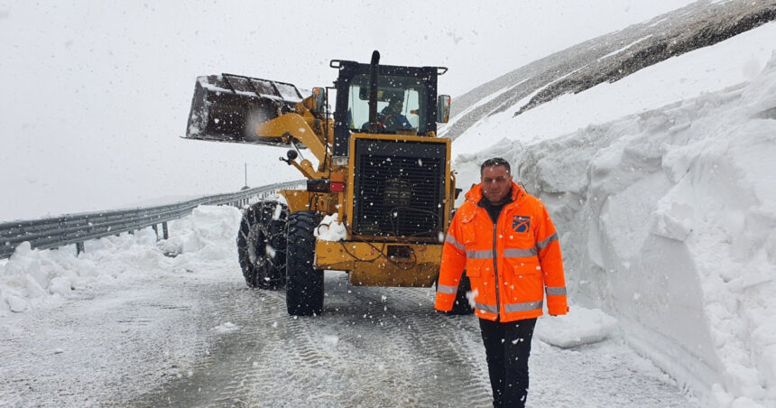 Antreprenorii de pe Transalpina, pregătiți să deszăpezească drumul pe cont propriu: „Avem utilaje și voință”. Reacția CNAIR 1 exclusiv antreprenorii de pe transalpina gata sa deszapezeasca drumul pe cont propriu avem utilaje si vointa reactia cnair 6901de62751a6