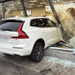 foto accident incredibil o soferita a intrat cu masina direct in geamul unui magazin 68e7e0e19575b