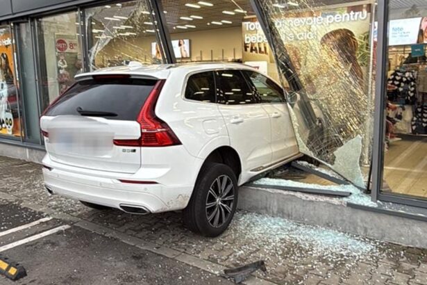 foto accident incredibil o soferita a intrat cu masina direct in geamul unui magazin 68e7e0e19575b