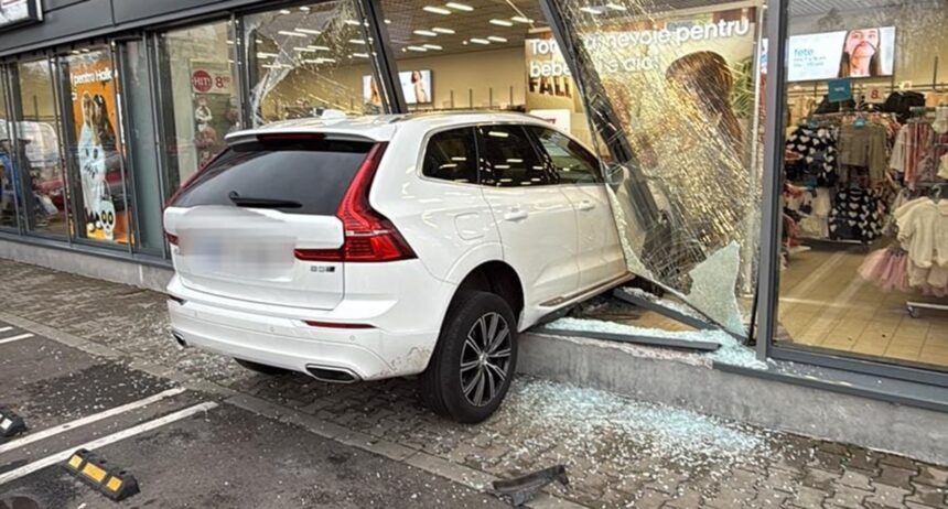 foto accident incredibil o soferita a intrat cu masina direct in geamul unui magazin 68e7e0e19575b