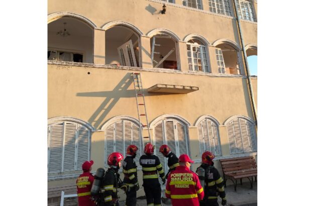 foto explozie intr o locuinta din macin o persoana a scapat ca prin minune dupa deflagratia unei butelii 68f12d0101818