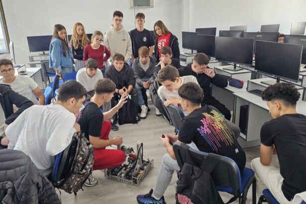 foto liceul teoretic nicolae balcescu din medgidia intra in era digitala cu un nou club de robotica 6901228b57e2d